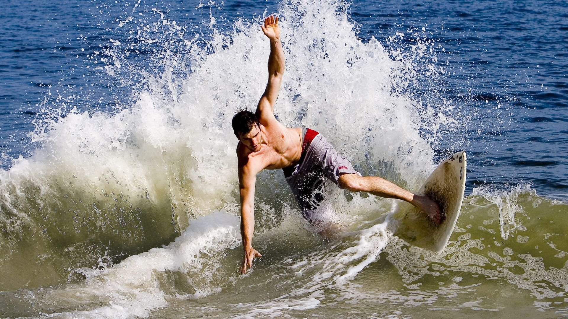 开云体育全站-高空跳绳比赛，锻炼反应力与协调性，高空跳高行动